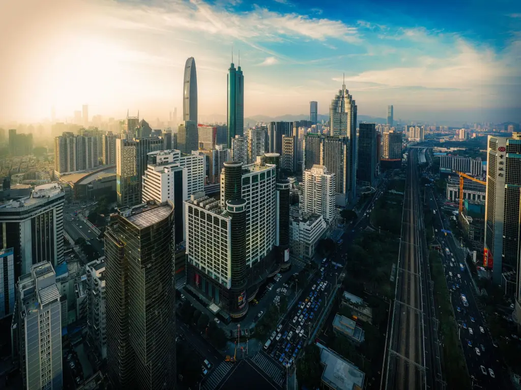 冬季女装批发选款指南:2025羽绒服与双面呢大衣流行趋势解析